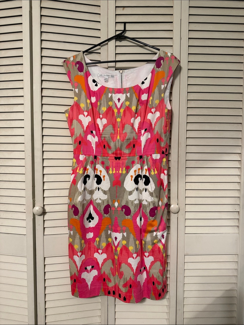 Brightly colored sheath dress by Maggie London. Has pockets!